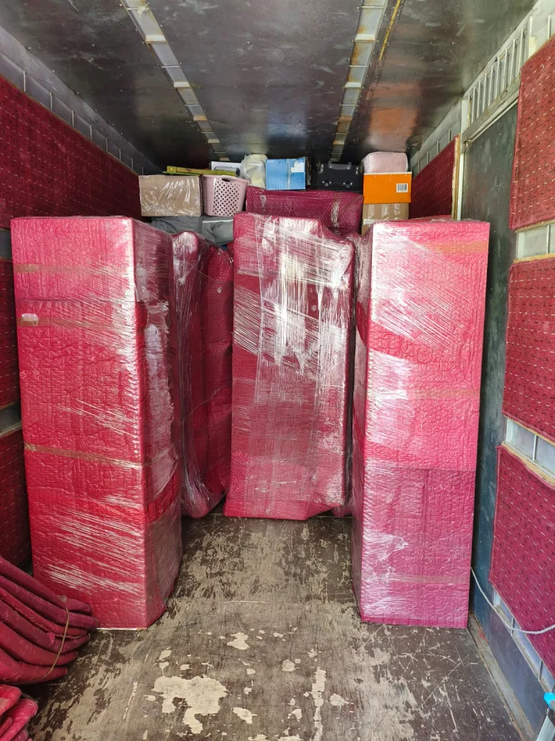 Nakliyat aracında düzenli istiflenmiş, korumalı eşyalar