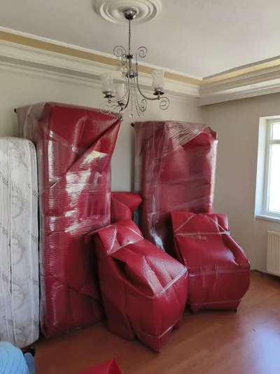Taşınmaya hazır, koruma malzemesi ile paketlenmiş koltuk takımı ve yatak