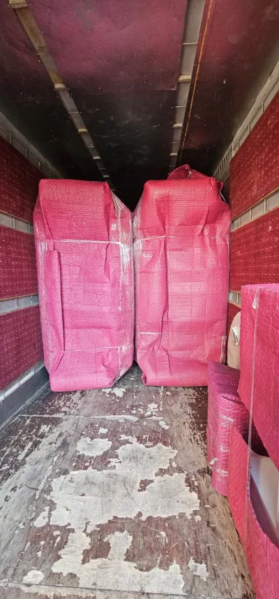 Kapalı kasa nakliyat aracına yüklenmiş paketli eşyalar